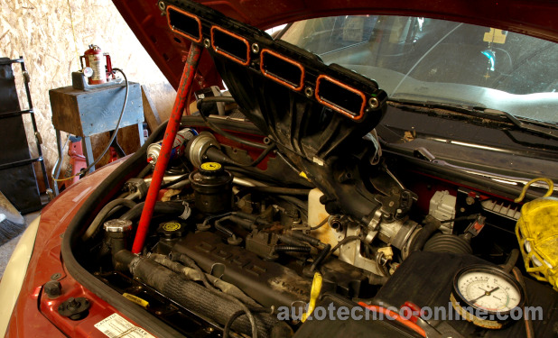 Motor 2.4L (Chrysler) Donde La Parte Superior Del Múltiple De Admisión Cubre Los Inyectores De Combustible Motor 2.4L (Chrysler) Donde La Parte Superior Del Múltiple De Admisión Cubre Los Inyectores De Combustible