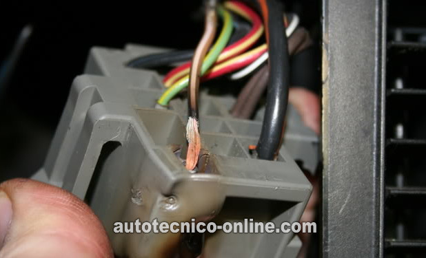 El Conector Del Interruptor De Las Luces Delanteras Se Ha Derretido. Cómo Probar El Interruptor De Las Luces Delanteras de Ford El Conector Del Interruptor De Las Luces Delanteras Se Ha Derretido. Las Luces Delanteras Se Ha Derretido. Cómo Probar El Interruptor De Las Luces Delanteras de Ford