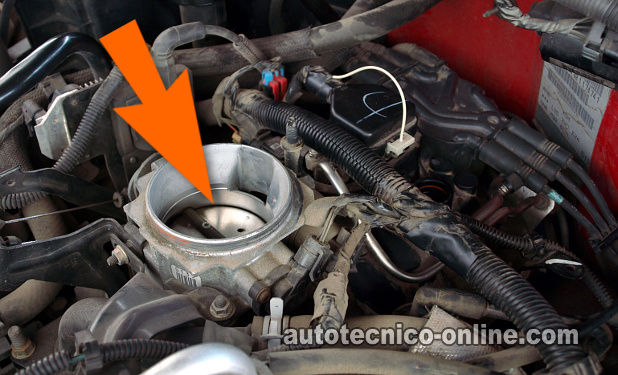 Verificando La Presión Con Un Indicador De Presión De Combustible. Cómo Probar La Bomba De Combustible (GM 4.3L, 5.0L, 5.7L) Verificando La Presión Con Un Indicador De Presión De Combustible. Cómo Probar La Bomba De Combustible (GM 4.3L, 5.0L, 5.7L)