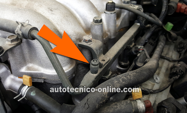 Location Of The Schrader Valve. Cómo Probar La Bomba De Combustible (1998, 1999, 2000, 2001, 2002, 2003, 2004 3.2L V6 Isuzu Amigo, Rodeo y 3.2L Honda Passport)