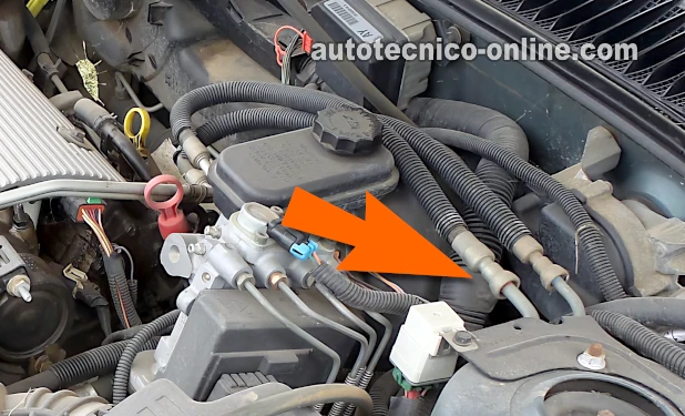 Verificando La Presión De Combustible Con Un Medidor De Presión De Combustible (Vehículos Con Motor 2.3L/2.4L Quad 4)