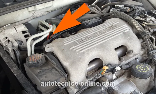 Verificando La Presión De Combustible Con Un Medidor De Presión De Combustible (Vehículos Con Motor 2.3L/2.4L Quad 4)