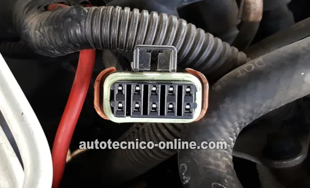 Verificando La Presión De Combustible Con Un Medidor De Presión De Combustible (Vehículos Con Motor 2.3L/2.4L Quad 4)