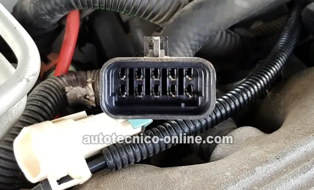 Verificando La Presión De Combustible Con Un Medidor De Presión De Combustible (Vehículos Con Motor 2.3L/2.4L Quad 4)