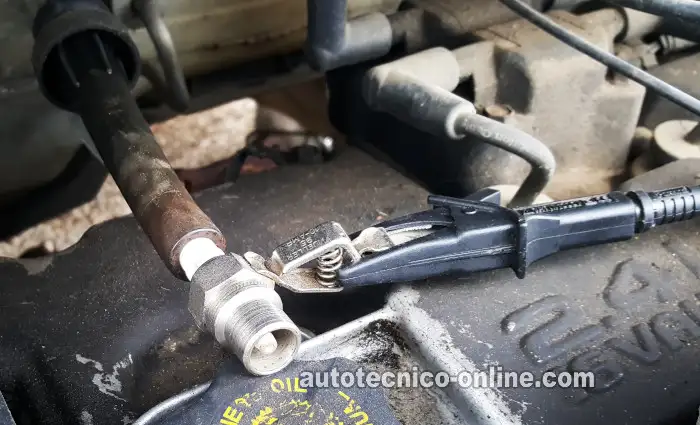 Verificando El Disparo De Chispa En Todos Los Cables De Bujía. Cómo Probar La Bobina De Encendido (1996, 1997, 1998, 1999, 2000, 2001, 2002, 2003, 2004, 2005, 2006, 2007 2.4L Caravan, Grand Caravan, Voyager, Grand Voyager) Verificando El Disparo De Chispa En Todos Los Cables De Bujía. Cómo Probar La Bobina De Encendido (1996, 1997, 1998, 1999, 2000, 2001, 2002, 2003, 2004, 2005, 2006, 2007 2.4L Caravan, Grand Caravan, Voyager, Grand Voyager)