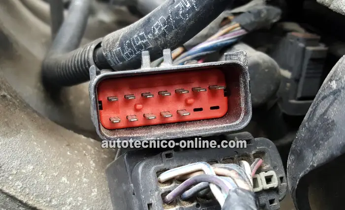 Conector Del Arnés Del Inyector De Combustible. Cómo Probar Los Inyectores De Combustible (1996, 1997 2.4L Caravan, Grand Caravan, Voyager, Grand Voyager)