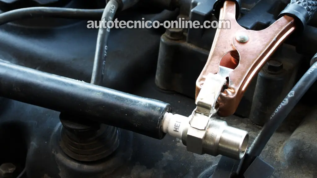 Verificando El Disparo De Chispa En Los Cuatro Cables De Bujía. Cómo Probar La Bobina De Encendido (1995, 1996, 1997, 1998, 1999, 2000 2.0L Dodge Stratus y Plymouth Breeze) Verificando El Disparo De Chispa En Los Cuatro Cables De Bujía. Cómo Probar La Bobina De Encendido (1995, 1996, 1997, 1998, 1999, 2000 2.0L Dodge Stratus y Plymouth Breeze)