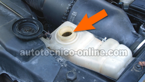 Verificando Si La Compresión Del Motor Se Está Expulsando Por El Radiador (4.6L, 5.4L V8 Ford) Verificando Si La Compresión Del Motor Se Está Expulsando Por El Radiador (4.6L, 5.4L V8 Ford)