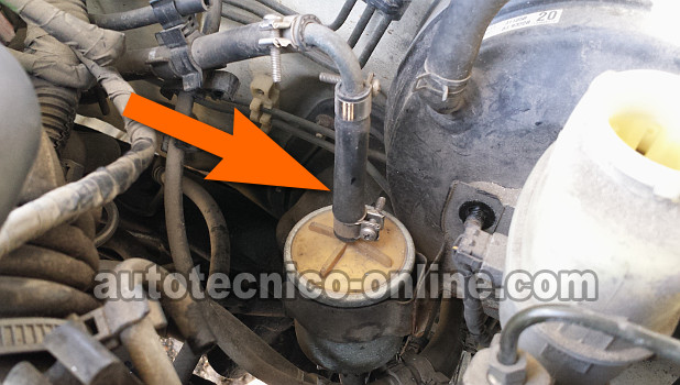 Conectando El Medidor De Presión De Combustible Al Filtro De Gasolina. Cómo Verificar La Bomba De Combustible (1995-1999 1.6L Nissan Sentra) Conectando El Medidor De Presión De Combustible Al Filtro De Gasolina. Cómo Verificar La Bomba De Combustible (1995-1999 1.6L Nissan Sentra)