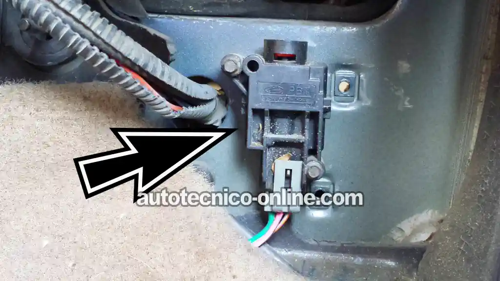 Interruptor De Inercia De La Bomba De Combustible. Cómo Probar La Bomba De Combustible (1990, 1991, 1992, 1993, 1994, 1995, 1996, 1997, 1998, 1999 3.0L V6 Ford Taurus, Mercury Sable)