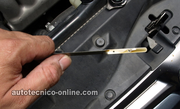 Verificando Si El Aceite Del Motor Está Mezclado Con Agua (3.0L Ford Escape) Verificando Si El Aceite Del Motor Está Mezclado Con Agua (3.0L Ford Escape)