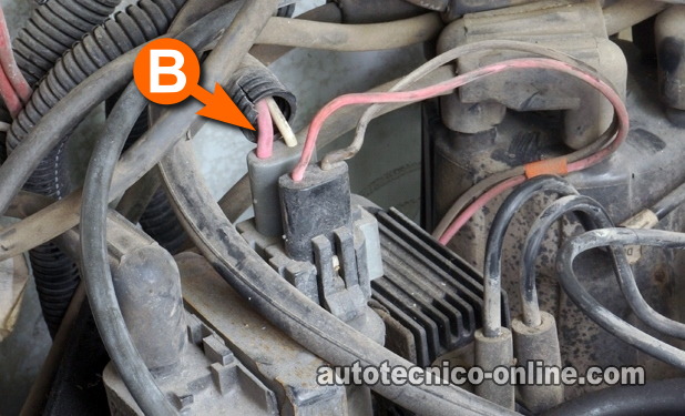Verificando Que La Bobina De Encendido Tenga Alimentación De 12 Voltios. Cómo Probar La Bobina De Encendido (2.8L V6 Chevy S10 and GMC S15) Verificando Que La Bobina De Encendido Tenga Alimentación De 12 Voltios. Cómo Probar La Bobina De Encendido (2.8L V6 Chevy S10 and GMC S15)
