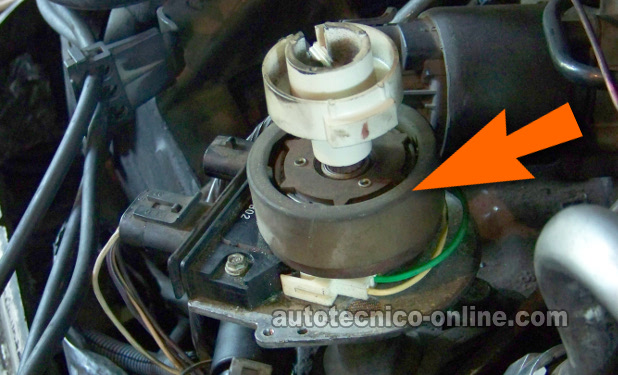 Este pertenece a un 94 Chevy Astro. Este sensor CKP se le conoce como la bobina captadora y produce una señal analógica.