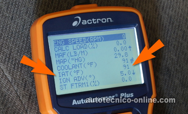 Cómo Probar El Sensor De La Temperatura De Aire De Admisión (IAT) (1.8L Toyota Corolla) Cómo Probar El Sensor De La Temperatura De Aire De Admisión (IAT) (1.8L Toyota Corolla)