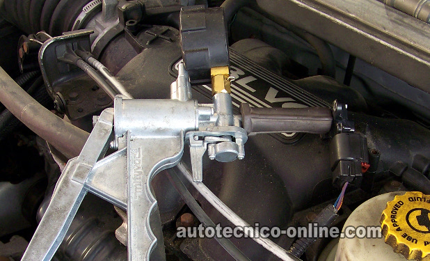 Usando Una Bomba De Vació Para Probar El Sensor MAP (3.3L Chrysler)