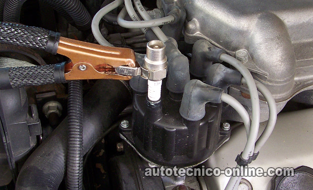 Probando El Disparo De Chispa En La Tapa Del Distribuidor. Cómo Probar El Sistema De Encendido (3.0L Chrysler, Dodge, Plymouth) Probando El Disparo De Chispa En La Tapa Del Distribuidor. Cómo Probar El Sistema De Encendido (3.0L Chrysler, Dodge, Plymouth)