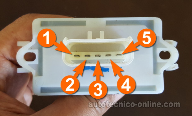 Verificando La Continuidad De La Resistencia Del Motor Soplador. Cómo Probar La Resistencia Del Motor Del Soplador (2001-2004 Dodge Dakota)