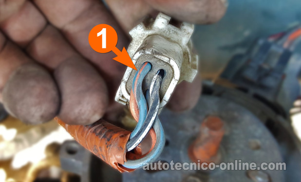 Verificando La Alimentación De 12 Voltios. Prueba Del Elemento Calefactor Del Sensor De Oxígeno N.º 1 (1994 3.0L Ford Ranger Y Mazda B3000) Verificando La Alimentación De 12 Voltios. Prueba Del Elemento Calefactor Del Sensor De Oxígeno N.º 1 (1994 3.0L Ford Ranger Y Mazda B3000)