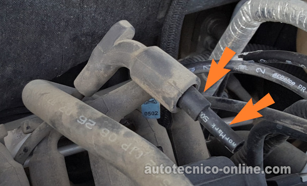 Insert The Vacuum Hoses Into The Spark Plug Cable First. Cómo Hacer Una Prueba De Balance De Cilindros (2004, 2005, 2006, 2007, 2008 3.5L V6 Chevrolet Malibu)