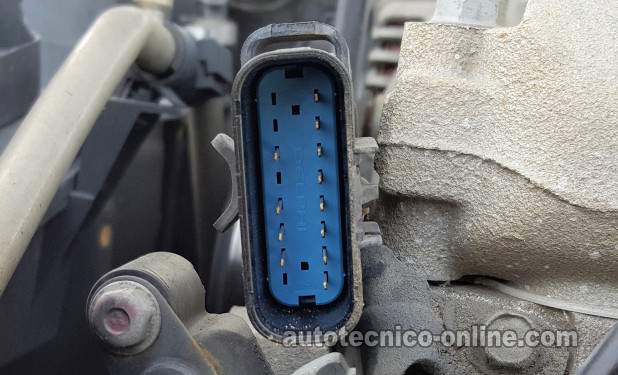 Front View Of Fuel Injector Harness Connector. Cómo Probar Los Inyectores De Combustible En El 2007 Y 2008 3.5L Chevy Malibu.