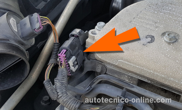 La Ubicación Del Conector Del Arnés De Los Inyectores. Cómo Probar Los Inyectores De Combustible En El 2007 Y 2008 3.5L Chevy Malibu.