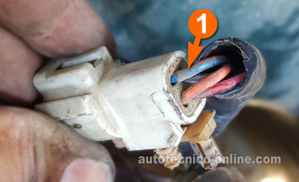 Verificando La Alimentación De 12 Voltios. Probando El Calentador Del Sensor De Oxígeno N.º 2 (1994 3.0L Ford Ranger Y Mazda B3000) Verificando La Alimentación De 12 Voltios. Probando El Calentador Del Sensor De Oxígeno N.º 2 (1994 3.0L Ford Ranger Y Mazda B3000)