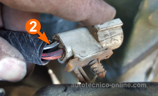 Verificando La Alimentación De Tierra. Probando El Calentador Del Sensor De Oxígeno N.º 2 (1994 3.0L Ford Ranger Y Mazda B3000) Verificando La Alimentación De Tierra. Probando El Calentador Del Sensor De Oxígeno N.º 2 (1994 3.0L Ford Ranger Y Mazda B3000)