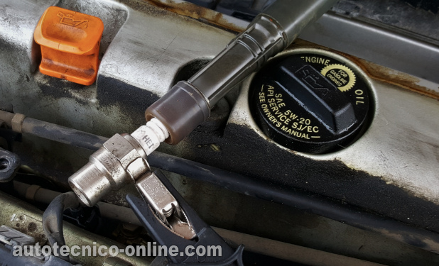 Verificando El Disparo De Chispa Con Un Chispómetro. Cómo Probar Las Bobinas De Encendido (2002, 2003, 2004, 2005 2.4L Honda CR-V Honda)