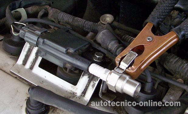 Probando El Disparo De Chispa Directamente En La Torre De La Bobina De Encendido. Cómo Probar Las Bobinas De Encendido Y El Sensor De La Posición Del Cigüeñal (2.4L Mitsubishi) Probando El Disparo De Chispa Directamente En La Torre De La Bobina De Encendido. Cómo Probar La Bobina De Encendido Y El Sensor De La Posición Del Cigüeñal (1.8L, 2.4L Mitsubishi )