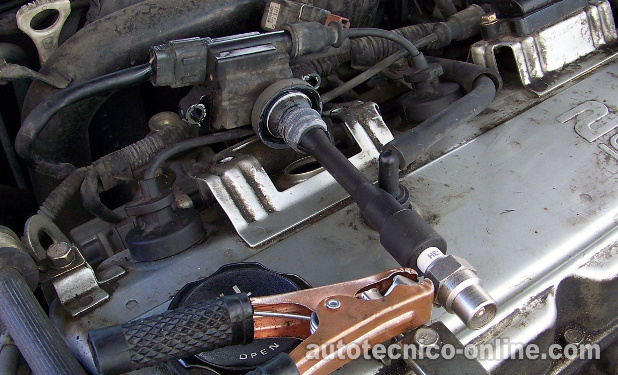 Verificando Que La Bobina De Encendido Esté Disparando Chispas. Cómo Probar Las Bobinas De Encendido Y El Sensor De La Posición Del Cigüeñal (1.8L, 2.4L Mitsubishi)