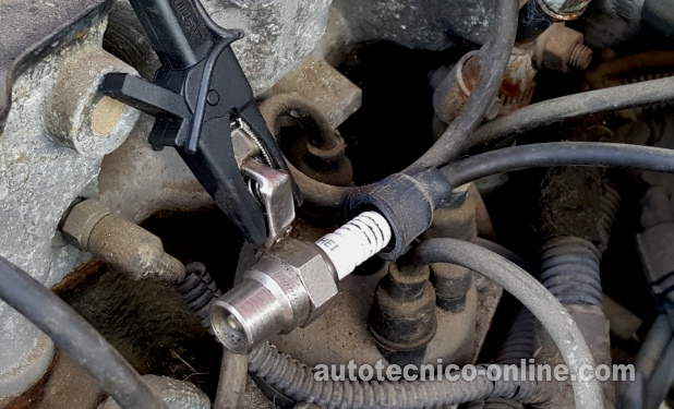 Probando El Disparo De Chispa Directamente En La Torra De La Bobina De Encendido. Cómo Probar La Bobina De Encendido (1988, 1989, 1990 2.5L SOHC Dodge Dakota Pickup) Probando El Disparo De Chispa Directamente En La Torra De La Bobina De Encendido. Cómo Probar La Bobina De Encendido (1988, 1989, 1990 2.5L SOHC Dodge Dakota Pickup)