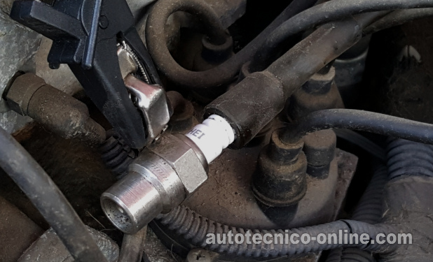 Verificando El Disparo De Chispa En Los Cables De Bujía. Cómo Probar La Bobina De Encendido (1988, 1989, 1990 2.5L SOHC Dodge Dakota Pickup) Verificando El Disparo De Chispa En Los Cables De Bujía. Cómo Probar La Bobina De Encendido (1988, 1989, 1990 2.5L SOHC Dodge Dakota Pickup)