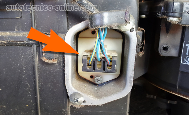 Cómo Probar El Conjunto De Resistencias Del Soplador (1990-1995 3.0L Nissan Pathfinder y Pick Up)