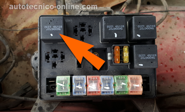Ubicación Of The Fuel Pump Relay In The Power Distribution Center. Cómo Probar El Motor De Arranque (1996-1997 3.3L Pathfinder With Automatic Transmission).