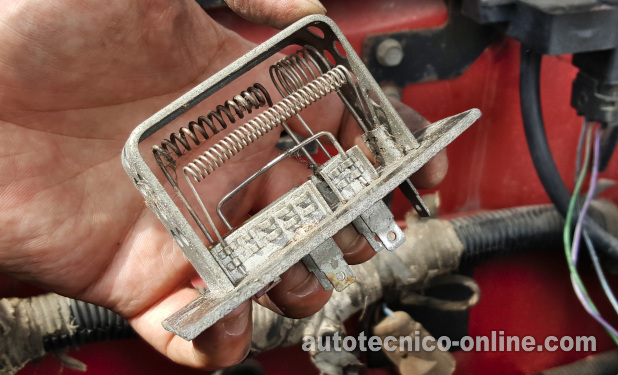 Cómo Probar El Conjunto De Resistencias Del Motor Soplador (1991-1996 3.9L V6 Dodge Dakota)