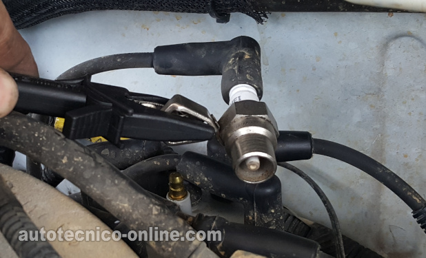 Verificando El Disparo De Chispa En El Cable De Alta Tensión De La Bobina. Cómo Probar El Sistema De Encendido (1998, 1999,2000, 2001, 2002, 2003 3.9L Dodge Dakota) Verificando El Disparo De Chispa En El Cable De Alta Tensión De La Bobina. Cómo Probar El Sistema De Encendido (1998, 1999,2000, 2001, 2002, 2003 3.9L Dodge Dakota)