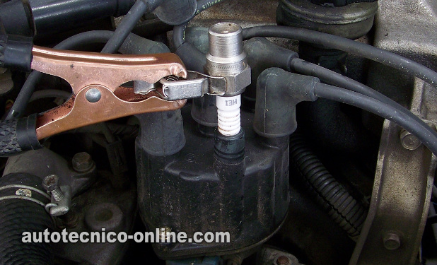 Verificando El Disparo De Chispa En La Tapa Del Distribuidor. Cómo Probar El Sistema De Encendido (1990, 1992, 1993, 1994 3.0L V6 Mitsubishi Montero, Mighty Max y 3.0L Dodge Ram 50) Verificando El Disparo De Chispa En La Tapa Del Distribuidor. Cómo Probar El Sistema De Encendido (1990, 1992, 1993, 1994 3.0L V6 Mitsubishi Montero, Mighty Max y 3.0L Dodge Ram 50)