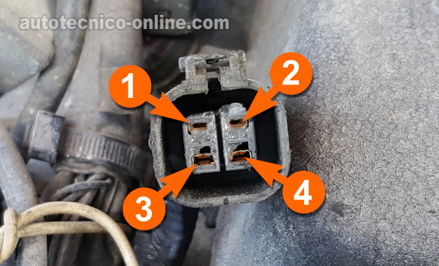 Verificando Que El Sensor De La Posición Del Cigüeñal Tenga Alimentación De 12 Voltios. Cómo Probar El Sensor De La Posición Del Cigüeñal (1990, 1991, 1992, 1993, 1994, 1995, 1996 2.4L Nissan D21 Pickup, Pickup, 240SX) Verificando Que El Sensor De La Posición Del Cigüeñal Tenga Alimentación De 12 Voltios. Cómo Probar El Sensor De La Posición Del Cigüeñal (1990, 1991, 1992, 1993, 1994, 1995, 1996 2.4L Nissan D21 Pickup, Pickup, 240SX)