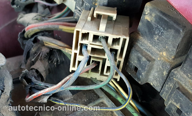 Cómo Probar La Bomba De Combustible (1992, 1993 3.3L V6 Town & Country, Caravan, Grand Caravan, Voyager, y Grand Voyager) Cómo Probar La Bomba De Combustible (1992, 1993 3.3L V6 Town & Country, Caravan, Grand Caravan, Voyager, y Grand Voyager)