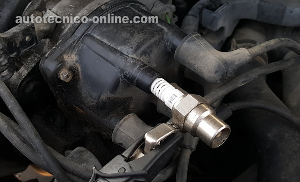 Probando El Disparo De Chispa En La Tapa Del Distribuidor. Cómo Probar El Sistema De Encendido (1995, 1996, 1997 2.7L V6 Honda Accord) Probando El Disparo De Chispa En La Tapa Del Distribuidor. Cómo Probar El Sistema De Encendido (1995, 1996, 1997 2.7L V6 Honda Accord)