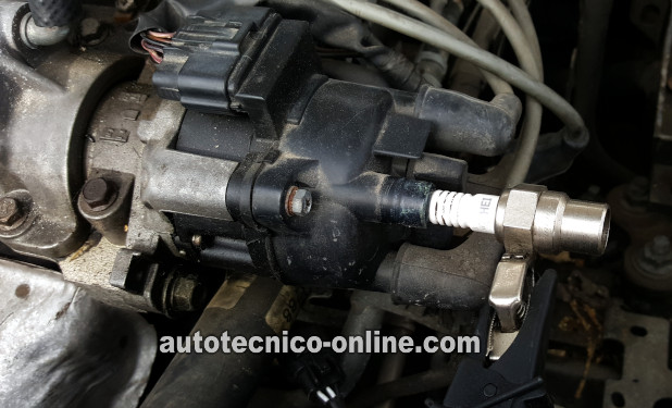 Testing For Spark Directly On The Distributor Cap. Cómo Probar El Sistema De Encendido (1996, 1997, 1998 1.5L Mazda Protege) Testing For Spark Directly On The Distributor Cap. Cómo Probar El Sistema De Encendido (1996, 1997, 1998 1.5L Mazda Protege)