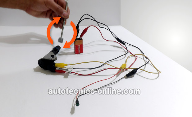 Usando Un Imán Para Inducir La Señal CMP. Cómo Probar El Sensor De La Posición Del Árbol De Levas En Banco (1999, 2000, 2001, 2002, 2003, 2004, 2005, 2006 V8 Silverado, Sierra, Suburban, Tahoe, Yukon) Usando Un Imán Para Inducir La Señal CMP. Cómo Probar El Sensor De La Posición Del Árbol De Levas En Banco (1999, 2000, 2001, 2002, 2003, 2004, 2005, 2006 V8 Silverado, Sierra, Suburban, Tahoe, Yukon)