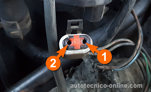 Verificando Que La Bobina De Encendido Esté Recibiendo 12 Voltios. Cómo Probar El Sistema De Encendido (1993, 1994, 1995 2.5L Dodge Caravan y Plymouth Voyager) Verificando Que La Bobina De Encendido Esté Recibiendo 12 Voltios. Cómo Probar El Sistema De Encendido (1993, 1994, 1995 2.5L Dodge Caravan y Plymouth Voyager)